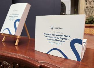 Presupuesto 2027: cuatro cambios que elevan el gasto, la inversión y las necesidades de financiarlo Ministro Jonathan Menkos junto con el presidente Bernardo Arévalo durante la presentación del proyecto de presupuesto general de ingresos y egresos 2027. Foto La Hora: José Orozco
