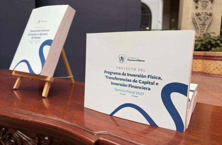 Presupuesto 2027: cuatro cambios que elevan el gasto, la inversión y las necesidades de financiarlo Ministro Jonathan Menkos junto con el presidente Bernardo Arévalo durante la presentación del proyecto de presupuesto general de ingresos y egresos 2027. Foto La Hora: José Orozco