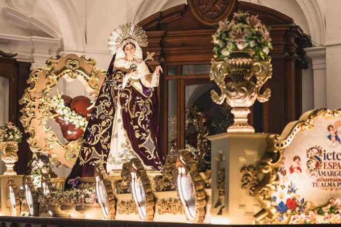 El cortejo procesional de velación de la consagrada imagen de la Virgen de Dolores del Templo de la Recolección saldrá esta tarde. Foto La Hora: Hermandad de Dolores Recolección