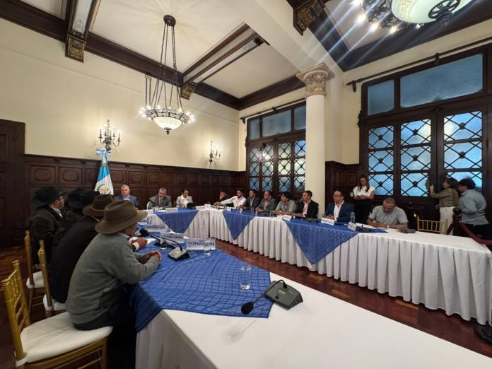 El presidente Bernardo Arévalo sostuvo este mediodía una reunión con representantes de los 48 cantones. Foto La Hora: Daniel Ramírez.