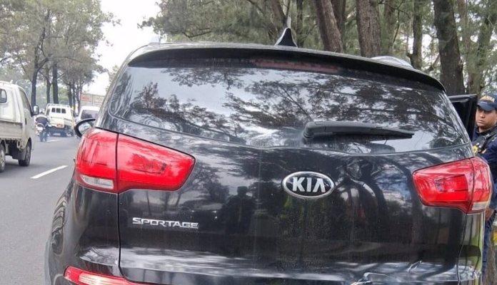 Una camioneta reportada como robada fue localizada abandonada y obstaculizando la vía en el Periférico.