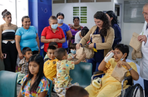 Maestras, cuidadores y niñez participan en la inauguración del ciclo escolar en el Hospital Roosevelt. Foto La Hora: Ministerio de Salud Pública y Asistencia Social.