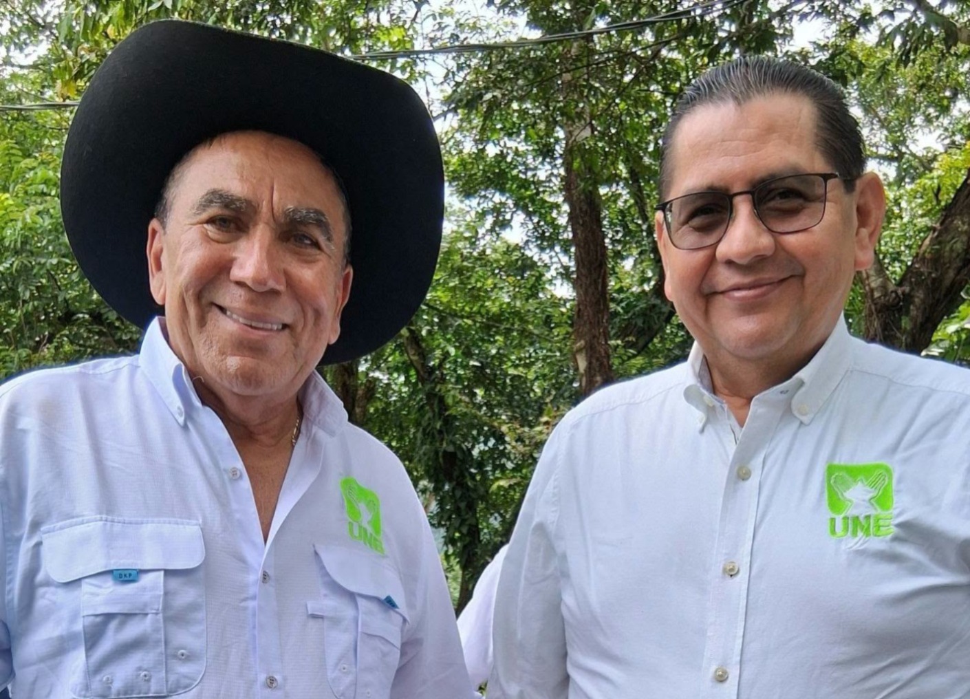 Rubelio Recinos (a la izquierda), junto al diputado Inés Castillo, durante una actividad de la UNE el pasado 7 de junio.