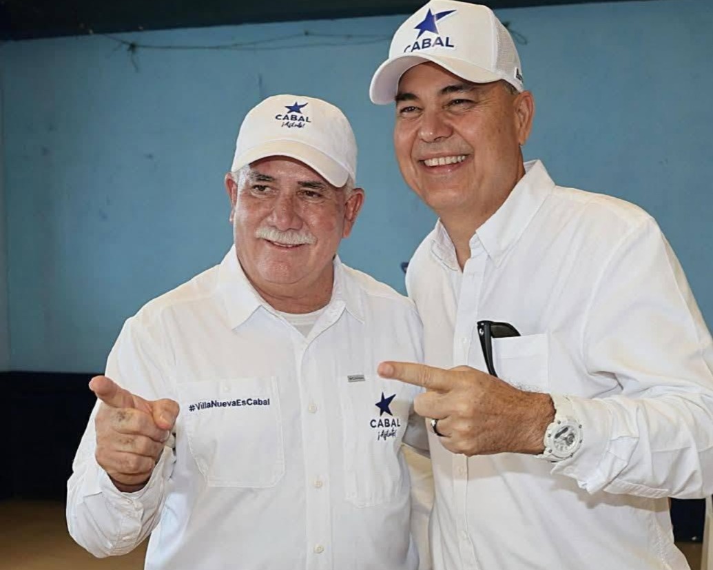 El exalcalde Salvador Gándara (a la izquierda), junto al diputado Manuel Archila, durante una actividad de afiliación del partido Cabal en Villa Nueva.