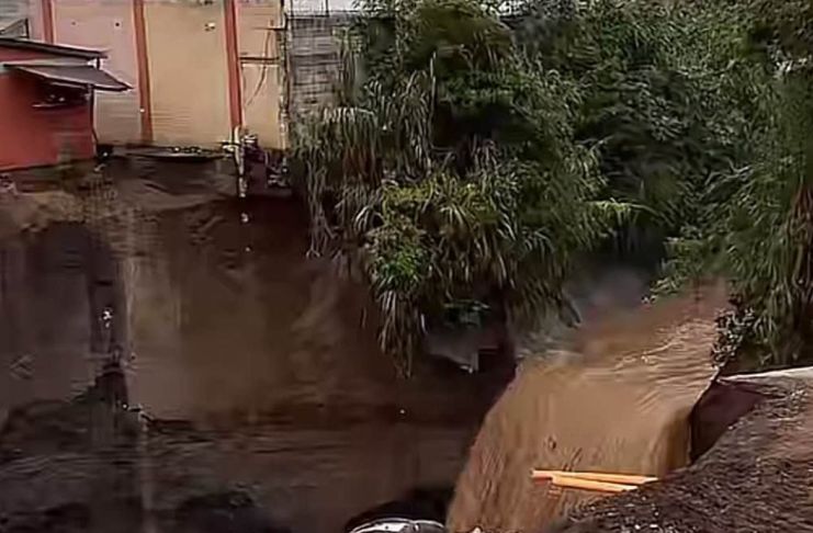 Casas siguen colapsando en Villa Hermosa por crecida del río Platanitos Meteorología GT