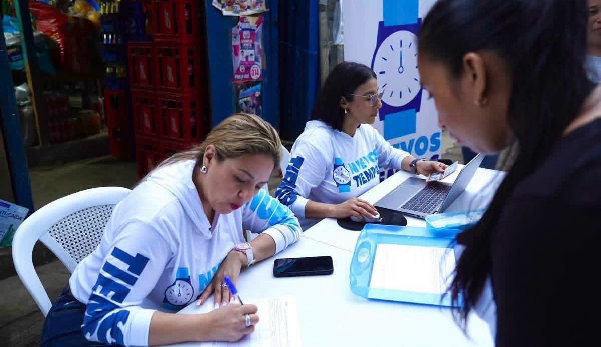 Las diputadas Sandra Jovel y Shirley Rivera, durante una de las jornadas de afiliación celebradas el fin de semana en Villa Nueva.