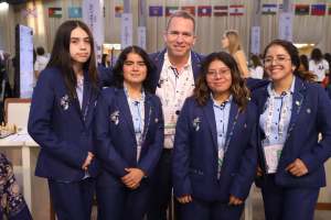 Kerstin Reinhard junto con la rama femenina de la selección guatemalteca de Ajedrez. Foto La Hora: Federación Deportiva Nacional de Ajedrez de Guatemala.