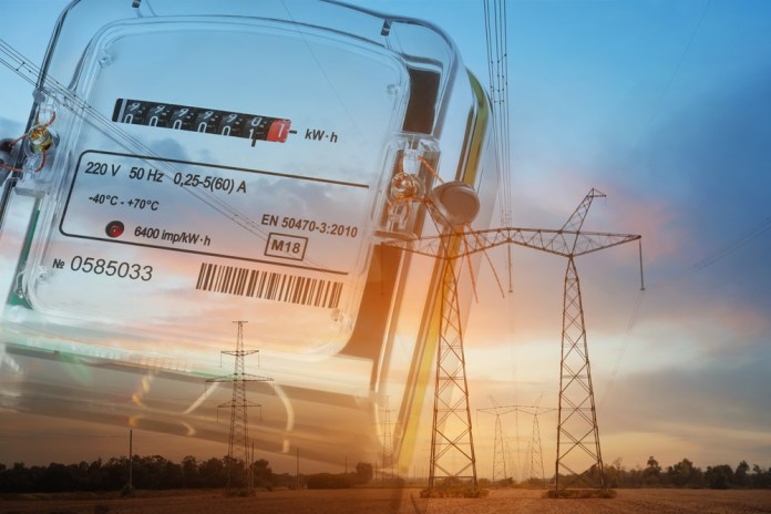 Double,Exposure,Of,Electricity,Meter,And,High,Voltage,Towers,With Tarifas en los hogares se han mantenido estables, pero sin más inversiones eso podría estar en riesgo. Foto La Hora: Shutterstock
