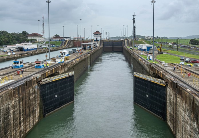 Panama,Canal,,Panama,-,July,24,,2023:,Entered,Third,Chamber Sin la adecuada cantidad de agua, los barcos no pueden transitar por el Canal de Panamá. Foto La Hora: Shutterstock