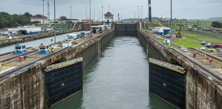 Sin la adecuada cantidad de agua, los barcos no pueden transitar por el Canal de Panamá. Foto La Hora: Shutterstock