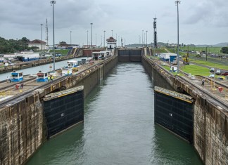 Canal de Panamá reduce tránsitos por sequía: Guatemala monitorea posibles efectos Sin la adecuada cantidad de agua, los barcos no pueden transitar por el Canal de Panamá. Foto La Hora: Shutterstock