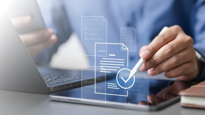 Person,Using,Digital,Tablet,With,Document,Icons,,Representing,Tax,Receipts, Factura electrónica de Guatemala será ejemplo en foro internacional. Foto La Hora: Shutterstock