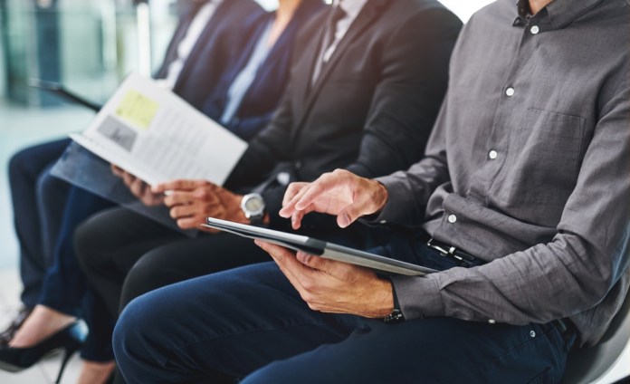 Tablet,,Hiring,And,Hands,With,Business,People,In,Office,For El proceso de entrevista será crucial para definir al próximo Superintendente de la SICOM. Foto La Hora: Shutterstock