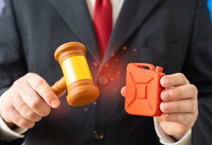 An,Official,Imposes,Restrictions,On,Gasoline,And,Diesel,Price,Increases. Eliminación de impuestos ayudaría a los consumidores. Foto La Hora: Shutterstock