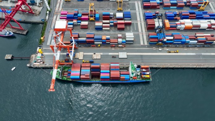 La eficiencia portuaria no se queda en el muelle, se mide también por las conexiones terrestres por carreteras. Foto La Hora: Shutterstock