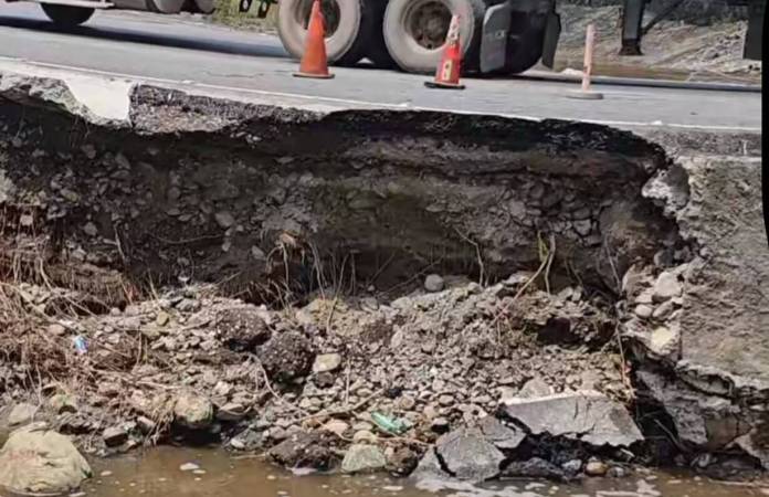 socavamiento Reportan un socavamiento en el badén del puente Güijo, autoridades ya intervienen en el área.
