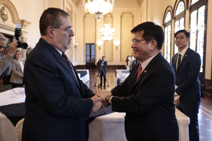 Lin Chia-lung y Bernardo Arévalo