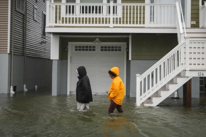 tormenta Una potente tormenta afecta la costa noreste de EE. UU., con inundaciones, fuertes vientos, cortes de energía y cientos de vuelos afectados.