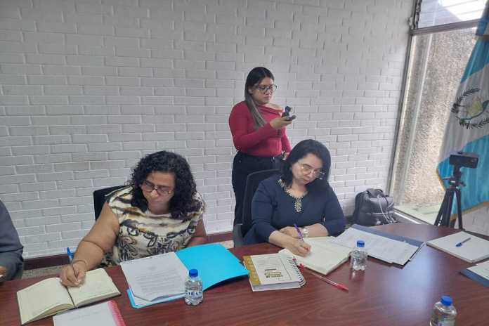La viceministra de Trabajo, Damaris Oliva, respondió por la contratación de personal en renglón 029. Foto: La Hora