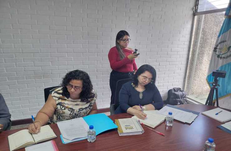 La viceministra de Trabajo, Damaris Oliva, respondió por la contratación de personal en renglón 029. Foto: La Hora