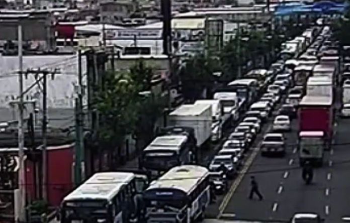 Las autoridades de Tránsito trabajan en la limpieza del aceite y diésel derramado en el viaducto de Lomas del Norte.