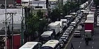 Cierre vial en puente Lomas del Norte por tráiler averiado afecta el tráfico en zona 6 y Calzada La Paz Las autoridades de Tránsito trabajan en la limpieza del aceite y diésel derramado en el viaducto de Lomas del Norte.