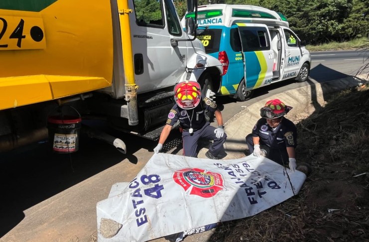 Bomberos Municipales Departamentales atienden a un trabajador recolector de basura en carretera a El Salvador. Foto: Bomberos Municipales Departamentales