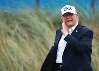 El presidente de Estados Unidos, Donald Trup, durante una visita a Irlanda este fin de semana pide a Ucrania no atacar refinerías porque provocan escasez del diésel. EFE/Neil Hall