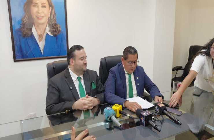 Los diputados de la UNE, José Inés Castillo, y Julio Portillo, dan a conocer de la denuncia por bloqueos. Foto: La Hora
