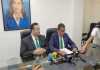 Los diputados de la UNE, José Inés Castillo, y Julio Portillo, dan a conocer de la denuncia por bloqueos. Foto: La Hora