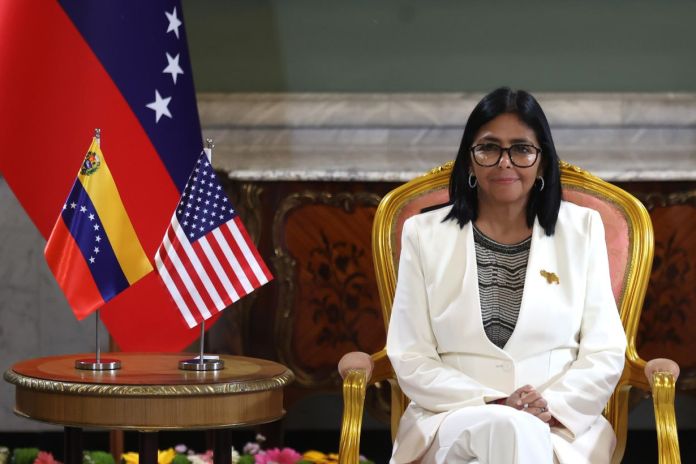 La presidenta encargada de Venezuela condiciona la fecha electoral mientras firma macroacuerdo petrolero