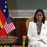 La presidenta encargada de Venezuela condiciona la fecha electoral mientras firma macroacuerdo petrolero