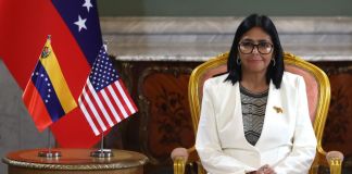 La presidenta encargada de Venezuela condiciona la fecha electoral mientras firma macroacuerdo petrolero