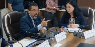 Viceministro de Transperancia Fiscal, Carlos Melgar, junto con la viceministra de Ingresos y Evaluación Fiscal, Patricia Joaquín. Foto La Hora: Joel Maldonado