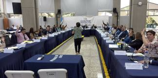 Comisionado Víctor Álvarez cuestiona calificación de aspirante en medio de votación, generando conflicto en la Comisión