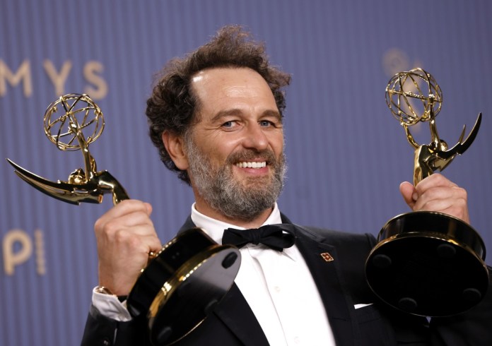 Matthew Rhys posa con el premio al mejor actor protagonista en una serie de comedia por "Widow's Bay" y el premio al mejor actor protagonista Foto La Hora: EFE