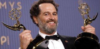 Matthew Rhys posa con el premio al mejor actor protagonista en una serie de comedia por "Widow's Bay" y el premio al mejor actor protagonista Foto La Hora: EFE