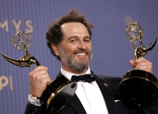 Matthew Rhys posa con el premio al mejor actor protagonista en una serie de comedia por "Widow's Bay" y el premio al mejor actor protagonista Foto La Hora: EFE