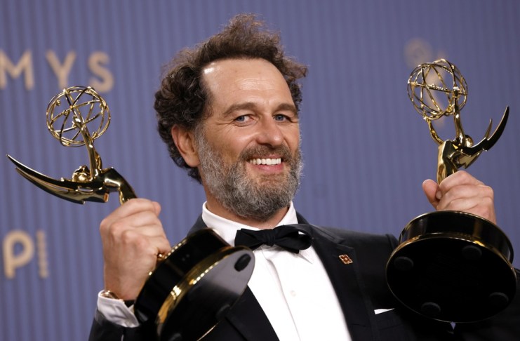 Matthew Rhys posa con el premio al mejor actor protagonista en una serie de comedia por "Widow's Bay" y el premio al mejor actor protagonista Foto La Hora: EFE