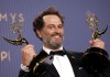 ¿Qué ver este 15 de septiembre? Estas son las series que arrasaron en los Emmy 2026 Matthew Rhys posa con el premio al mejor actor protagonista en una serie de comedia por "Widow's Bay" y el premio al mejor actor protagonista Foto La Hora: EFE